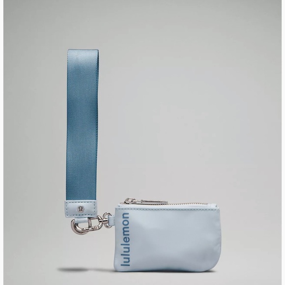 SOLD OUT EVERYWHERE: BNWT Lululemon Dual Pouch in Powder Blue and Utility Blue - Picture 4 of 11